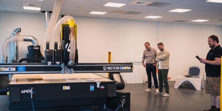 Kongsberg PCS yeni MultiCam demo merkezini tanıtırken Apex3R ön plana çıkıyor
